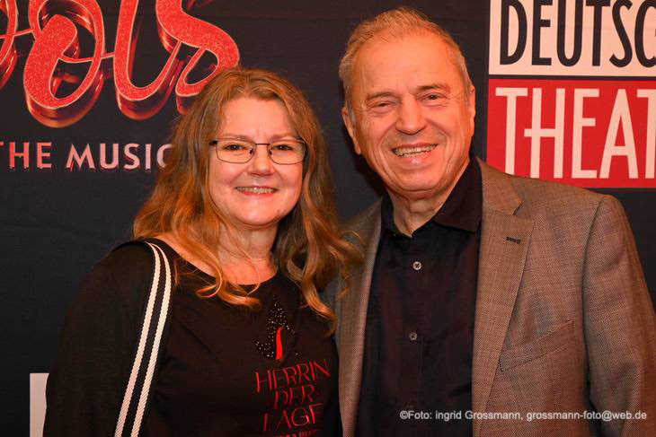 Günther Sigl mit Frau Doris auf dem Red Carpet vor der Premiere von Kinky Boots im Deutschen Theater am 29.10.2025 (@Foto: Ingrid Grossmann) 